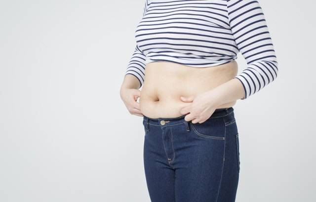 동그랗게 나온 뱃살을 빼기 위해서는 기름진 음식과 술을 끊어야 한다./사진=클립아트코리아