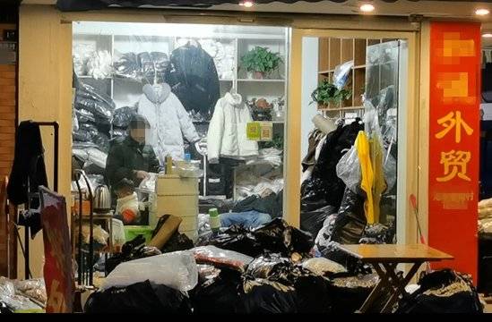 매장들에선 짝퉁 상품들을 쉽게 볼 수 없다. 대신 공장점이란 간판을 단 가게들은 메신저를 통해 물건을 보여주고 주문을 받아 상품을 출하하고 있다. [선걸 JTBC 베이징총국 촬영기자]