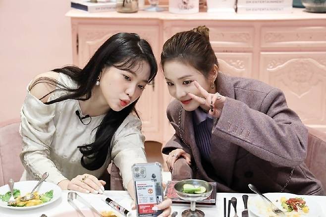 Sandara Park revealed a two-shot shot by Jeri and Itoda.On December 7, Sandara Park wrote on her Instagram, Have you seen anything with Jeri who has been an Essem #Yeri한방 #YerisRoom me?! #YG going #SM play with Dara Ha ha~ It was more than a !!! We ate delicious food and enjoyed the goodies!!! I see a lot of two part to come out of the suyol and use !!! I posted a photo with the post.In the photo, Sandara Park and Jeri boasted a two-shot of Itoda with her arms in her arms.  The visual collaboration between the two is admirable.Meanwhile, on July 7, the YouTube channel Dumbstudio released episode 24 of SM, which was visited by YG.