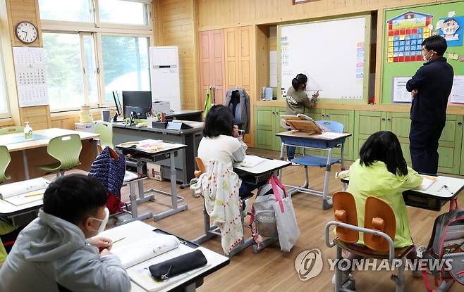 수학 수업하는 초등학교 교실 [연합뉴스 자료사진]