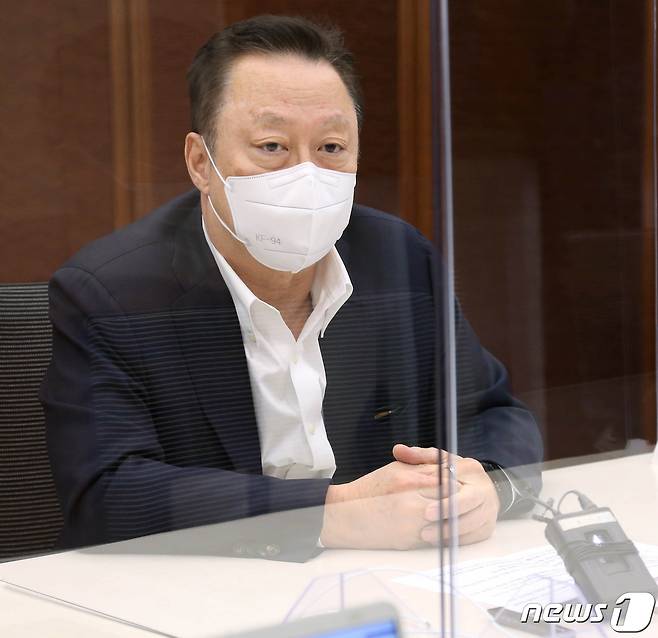 박용만 대한상의 회장이 8일 서울 세종대로 대한상의회관에서 긴급기자간담회를 갖고 있다. (대한상공회의소 제공) 2020.12.8/뉴스1