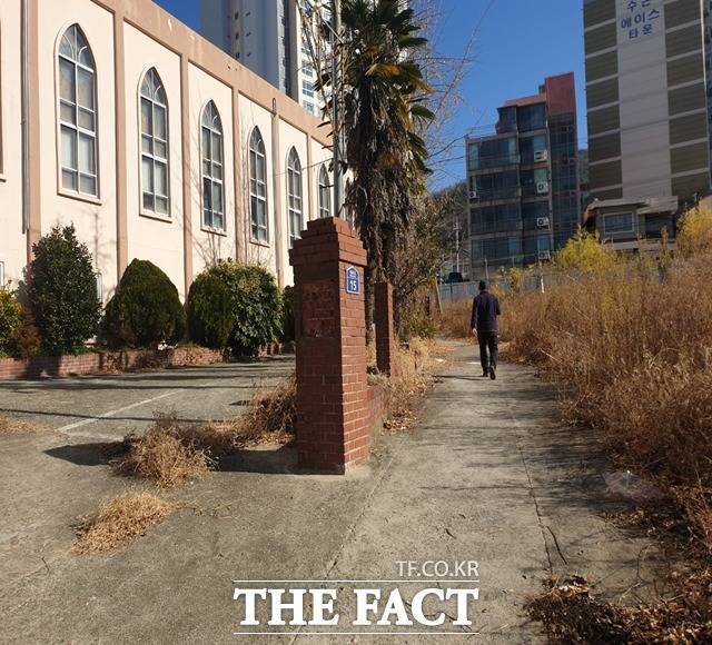 '양산 토막살인' 사건현장인 폐교회 마당과 옆 공터 사이의 샛길을 지름길로 사용하고 있는 주민의 모습. /양산=강보금 기자