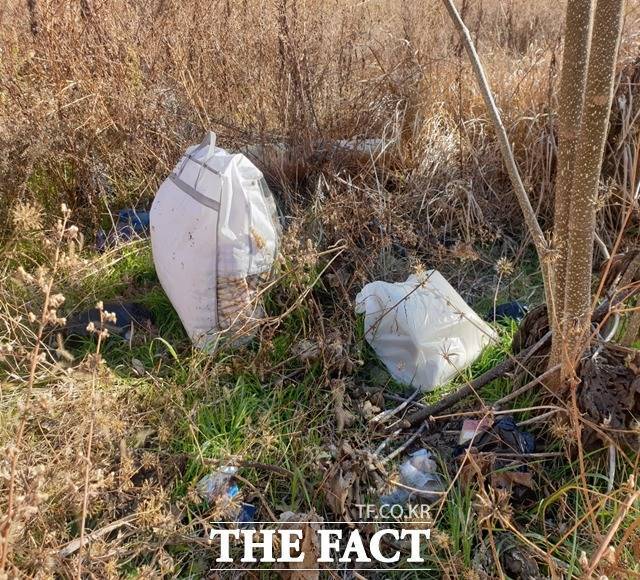 경찰이 수색견을 활용해 피의자의 주거지를 포함해 범행 장소와 인근을 샅샅이 뒤졌지만 피해 여성의 나머지 시신 일부는 발견하지 못하고 있다. 사건 발생현장 옆 공터에는 불법투기된 쓰레기들을 쉽게 볼 수 있다. /양산=강보금 기자