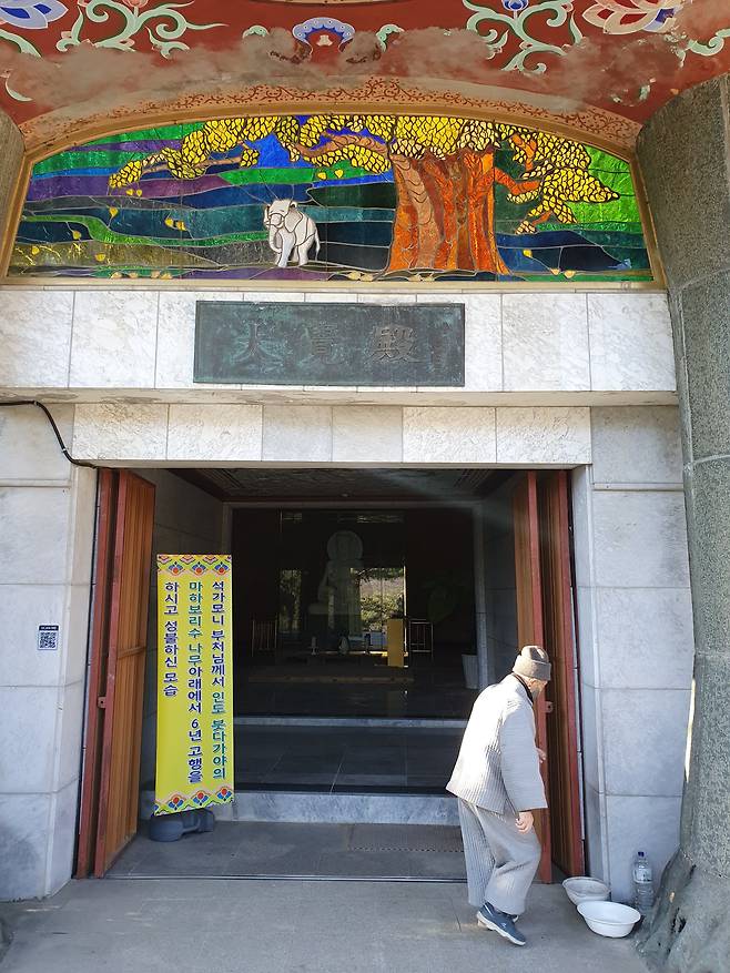와우정사 주지 해곡 스님은 길고양이 20여마리를 거두고 있습니다. 곳곳에 물과 사료를 담은 통이 있습니다. /김한수 기자