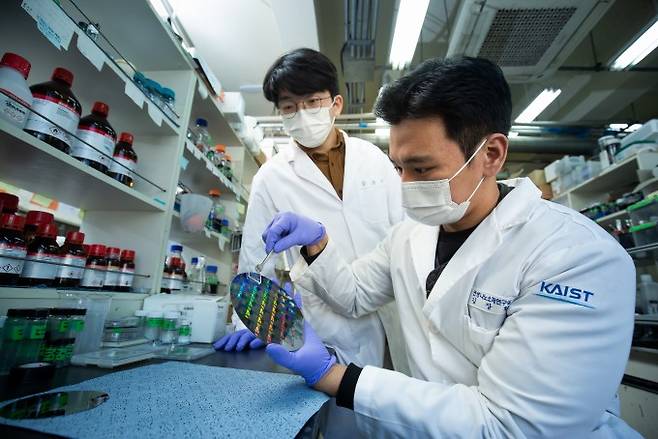 김상욱 KAIST 신소재공학과 교수가 이끄는 연성나노물질연구실&nbsp;박사과정 최희재(왼쪽), 석박통합과정 김장환 연구원이 그래핀 산화물을 이용해&nbsp;정렬된 나노패턴을 전사하고 있다. 남윤중 제공