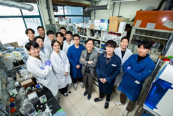 김상욱 KAIST 교수가 이끄는 연성나노물질연구실 실험실에서 석박사과정 연구원들과 한자리에 모였다. 2004년 김 교수가 연구실을 운영한 이후 국내 특허는 78개, 국제 특허는 24개를 출원했다.&nbsp;남윤중 제공