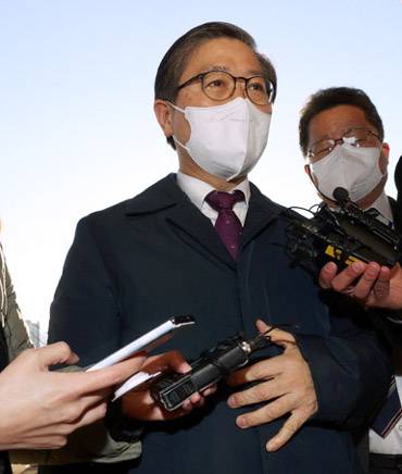 변창흠 국토교통부 장관 후보자가 8일 오전 정부과천청사 서울지방국토관리청에 마련된 청문회 준비 사무실에 들어가기에 앞서 기자들의 질문에 답하고 있다. 연합뉴스