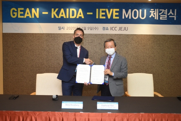 9일 르네 코네베아그 KAIDA 회장(왼쪽)과 김대환 국제전기차엑스포(IEVE) 및 세계전기차협의회(GEAN) 회장이 업무협약(MOU) 체결 후 기념촬영을 하고 있다 [사진제공=KAIDA]