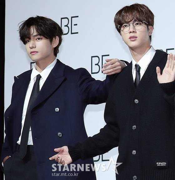 방탄소년단 뷔와 진(BTS V&JIN). 둘 사이는 슈가(SUGA)를 위해 비워둔 자리 /사진=김창현 기자