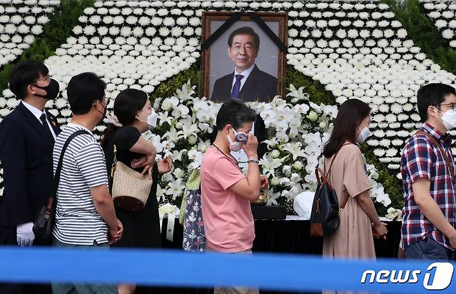 지난 7월 12일 오후 서울 중구 서울시청 앞 서울광장에 마련된 고(故) 박원순 서울특별시장 분향소를 찾은 시민들이 조문하고 있는 모습. © News1