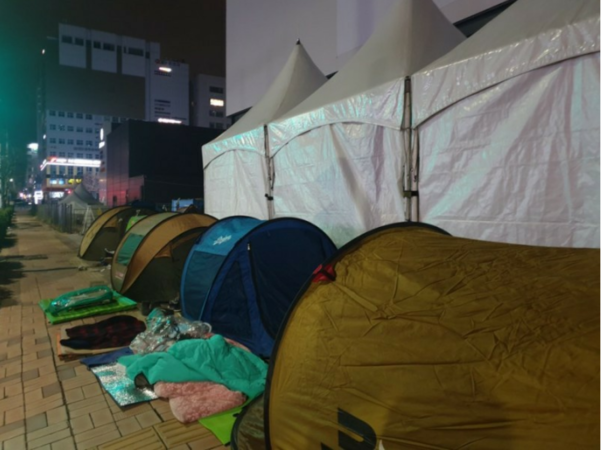 충남 당진 ‘당진 센트레빌 르네블루’ 잔여가구 선착순 계약이 진행된 당진시 수청동 모델하우스에 지난 4일 밤 수요자들이 입장을 기다리고 있다. /온라인 커뮤니티 캡처