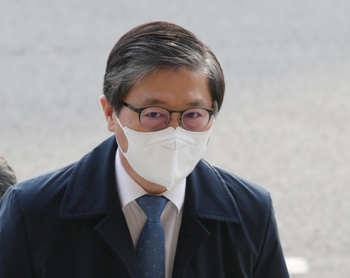 변창흠 국토교통부 장관 후보자가 7일 오전 과천 서울지방국토관리청으로 출근하고 있다./연합뉴스