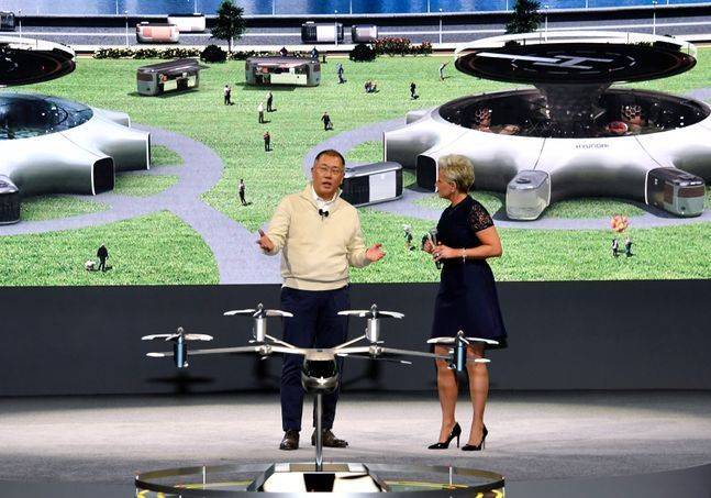 정의선 현대자동차그룹 수석부회장이 CES 2020 개막을 하루 앞둔 1월 6일(현지시간) 라스베이거스 만달레이베이 호텔에서 열린 미디어 컨퍼런스에서 '스마트 모빌리티 솔루션'에 대해 설명하고 있다. ⓒ현대자동차그룹