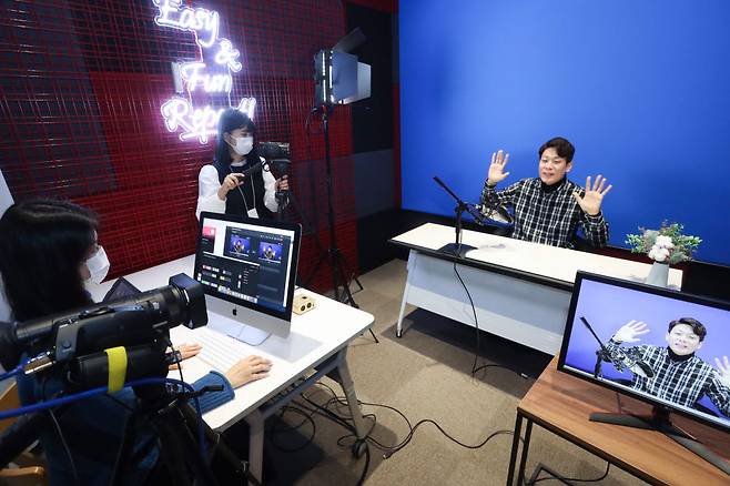 사진은 U+Seer 라운지에서 U+배움마당에 업로드 될 학습콘텐츠를 촬영하고 있는 직원.