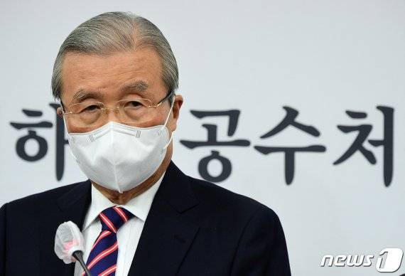 김종인 국민의힘 비상대책위원장이 지난 8일 서울 여의도 국회에서 열린 긴급 기자회견에서 '발언하고 있다. 뉴스1