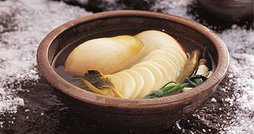 김치는 나트륨이 많은데, 물김치는 일반 배추김치보다 유산균이 적어 고혈압 위험을 낮추는 효과가 작다./사진=클립아트코리아