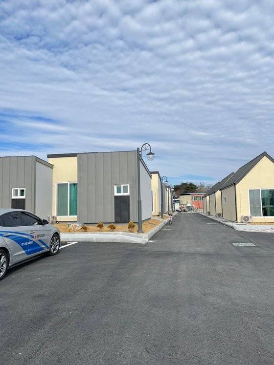 의성군에 지어진 도시 청년들의 주거지. 하와이 바닷가에 있는 서퍼들의 집처럼 디자인됐다. 김윤호 기자