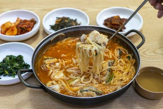 미역초(장치)와 국수를 넣어 얼큰하게 끓이는 모리국수. 구룡포의 어민의 전통 먹거리다.