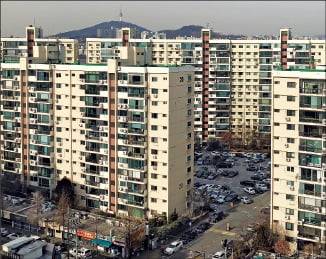 재건축 추진으로 가격이 급등하고 있는 서울 압구정동 ‘현대1·2차’ 아파트.   한경DB