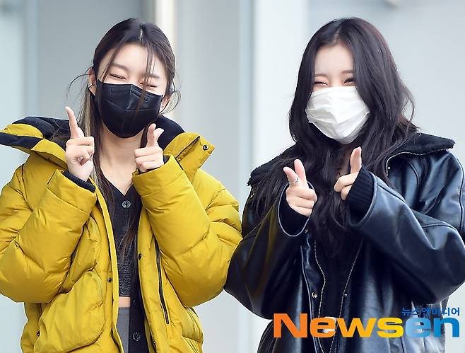 Girl group Momoland Lee Hise-bin and JooE went to work at MBC New Building in Sangam-dong, Mfo-do, Seoul, on december 10 for the appearance of MBC FM4Us Hope Song Of Noon kim new young.