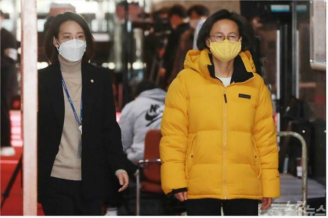 강은미 정의당 원내대표(오른쪽)와 장혜영 의원이 9일 오전 서울 여의도 국회에서 김태년 더불어민주당 원내대표와 면담을 위해 이동하고 있다. 윤창원기자