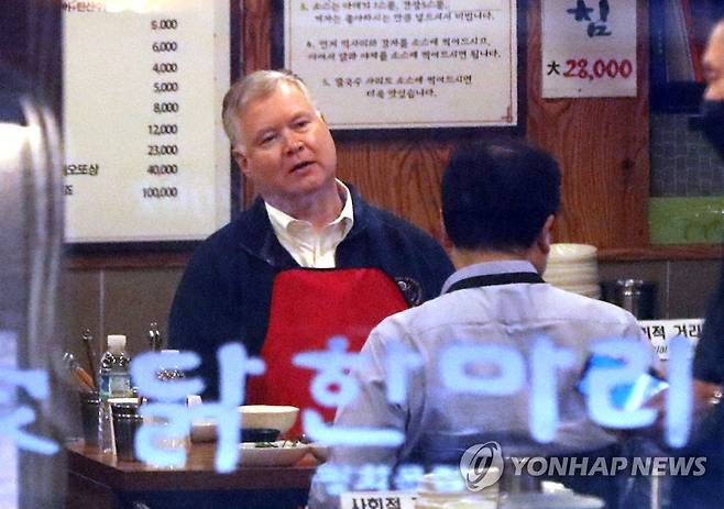 닭 한 마리 먹는 스티븐 비건 (서울=연합뉴스) 최재구 기자 = 스티븐 비건 미국 국무부 부장관이 10일 서울 광화문의 닭한마리 식당을 방문해 식사를 준비하고 있다.  2020.12.10 jjaeck9@yna.co.kr