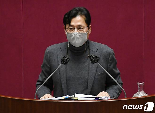 홍익표 더불어민주당 의원이 11일 서울 여의도 국회에서 열린 본회의에서 국정원법 개정안에 대한 무제한 토론(필리버스터)를 하고 있다. 2020.12.11/뉴스1 © News1 박세연 기자