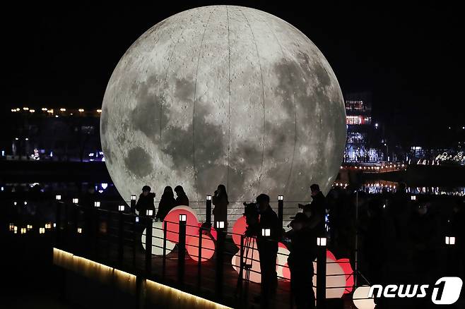 11일 오후 대구 수성구 두산동 수성못에서 열린 '제2회 수성빛예술제'를 찾은 시민들이 아름답게 빛나는 작품을 감상하고 있다. 2020.12.11/뉴스1 © News1 공정식 기자