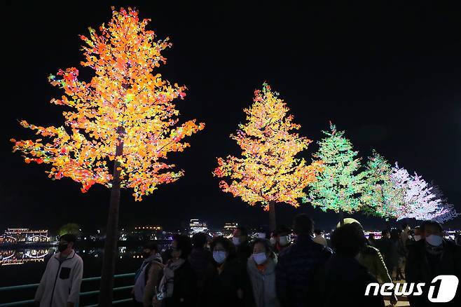 11일 오후 대구 수성구 두산동 수성못에서 열린 '제2회 수성빛예술제'를 찾은 시민들이 아름답게 빛나는 작품을 감상하고 있다. 2020.12.11/뉴스1 © News1 공정식 기자