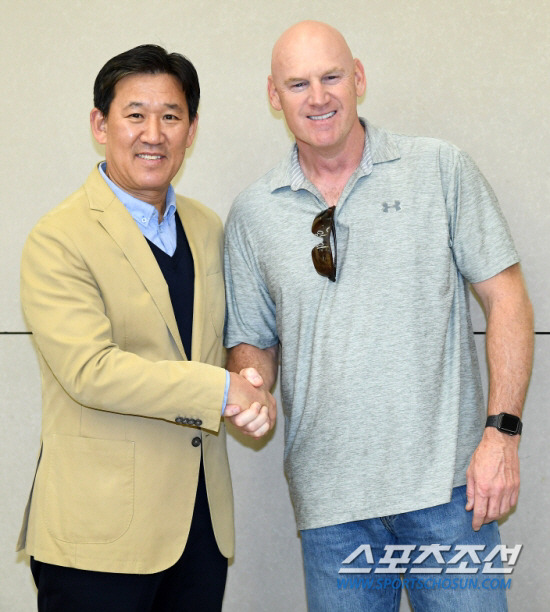 조계현 단장(왼쪽)과 맷 윌리엄스 감독. 인천공항=박재만 기자 pjm@sportschosun.com