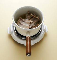 2. 돼지 등갈비는 찬물에 30분 정도 담가 두었다가 3~4등분한다. 냄비에 등갈비가 잠길 정도의 물과 함께 넣고 양파, 통후추를 넣어 30분 정도 부드럽게 삶는다.