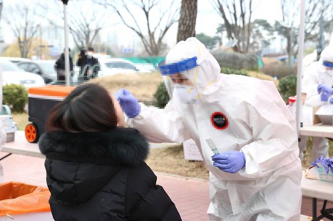 대전 유성구 직원들이 지난 10일 구청 앞에 설치된 임시 선별진료소에서 코로나19 검사를 받고 있다. 유성구 제공