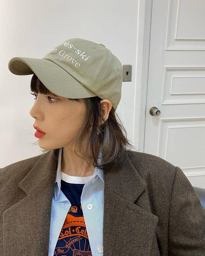 Taeyeon Chicken Knee + RED Lip is also a Boyish charm [SNS  Cut]Group Girls Generation member Taeyeon showed recent progress ahead of the release of the solo album.Taeyeon posted several photos on her Instagram on December 11 with the comment What do i call you 12/15 6pm (kst).In the open photo, Taeyeon made a boyish atmosphere by matching casual hat, dandy jacket and shirt.In the close-up selfie that followed, he showed a lovely charm by giving points with freckles along with red lip.On the other hand, Taeyeon will release his fourth mini album What Do I Call You at 6 pm on December 15th.Lee Su-min in the news