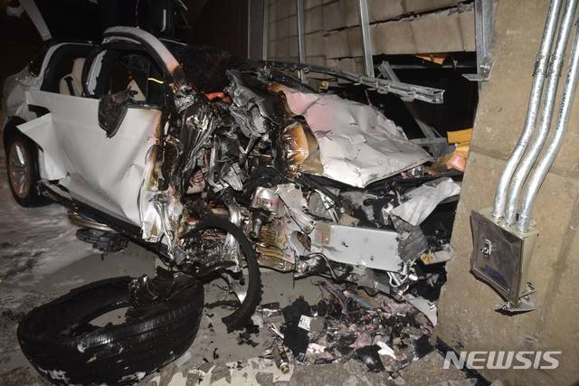 [서울=뉴시스] 지난 9일 오후 9시43분께 한남동 한 고급주택단지 지하 2층 주차장에서 발생한 테슬라 모델X 차량 사고 현장 2020.12.11 (사진 = 용산소방서 제공)