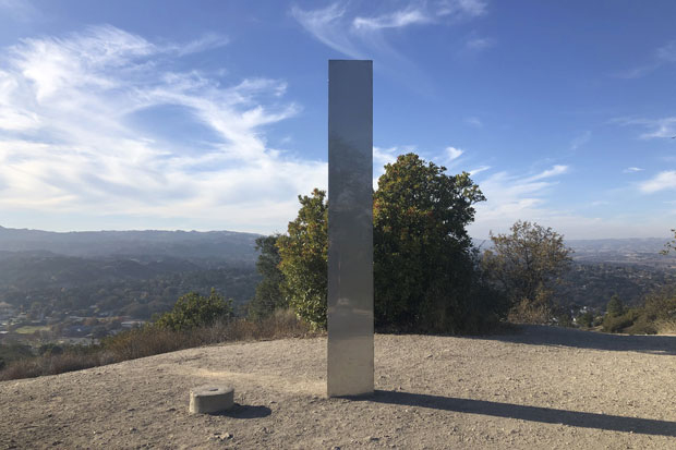 2일 미국 캘리포니아주 아타스카데로의 스타디움공원 내 파인산 정상에서 발견된 3m 높이 금속기둥. 기둥은 다음날 인근 지역 극우청년들이 없애버렸다./사진=AP 연합뉴스