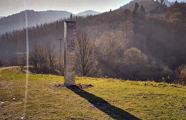 지난달 27일 루마니아에 등장한 금속기둥. 발견 나흘만인 1일 사라졌다./사진=AP 연합뉴스