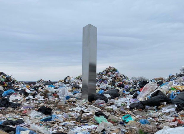 우크라이나 폴타바시 쓰레기매립지에 나타난 금속기둥.