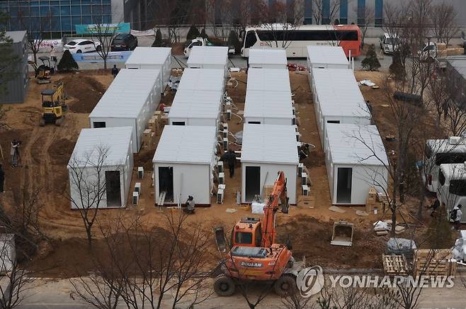 서울의료원에 설치된 컨테이너 이동병상 (서울=연합뉴스) 이지은 기자 = 10일 오후 서울 중랑구 서울의료원 공터에 코로나19 확산으로 인한 병상 부족을 막기 위해 컨테이너식 이동병상이 설치되고 있다. 2020.12.10 jieunlee@yna.co.kr