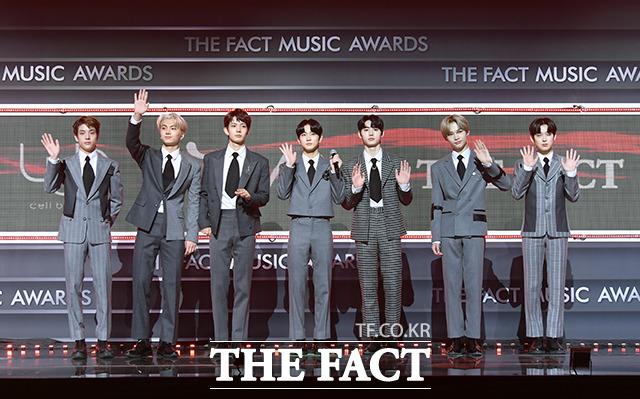 2020 TMA] ENHYPEN, the fresh new stoneThe 2020 The Fact Music Awards was held in a way that thoroughly complies with the anti-virus guidelines and adds online connections to Untact, which means non-face-to-face, for the safety of fans and The Artist to prevent the spread of Corona 19.TMA includes BTS, Super Junior, New East, GOT7 (Godseven), MonsterX, Seventeen, Gang Daniel, Twice, Mamamu, (woman) children, ITZY (yes), Stray Kids, Tomorrow By Together, ATIZ, Crabbitty, Weekly, Thebo K-pop The Artists, who are the most popular in the world, such as Iz, Izwon, and Jesse, appeared.The red carpet at 4 pm on December 12, the awards ceremony at 6 pm, was broadcast simultaneously to 30 countries around the world through Naver V LIVE.