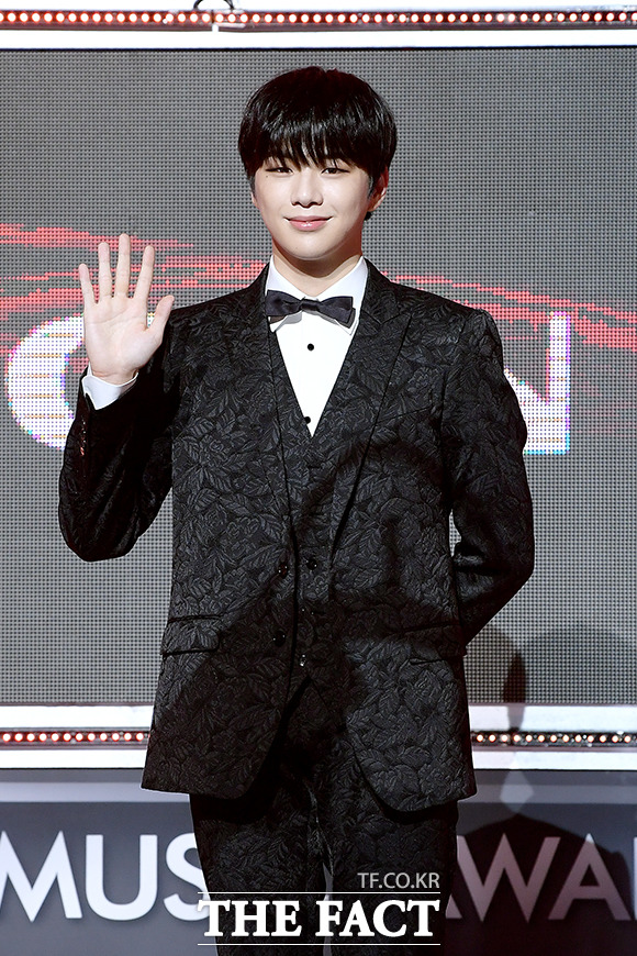 2020 TMA] Kang Daniel, Lovely EyesThe 2020 The Fact Music Awards was held in a way that thoroughly complies with the anti-virus guidelines and adds online connections to Untact, which means non-face-to-face, for the safety of fans and The Artist to prevent the spread of Corona 19.TMA includes BTS, Super Junior, New East, GOT7 (Godseven), MonsterX, Seventeen, Kang Daniel, Twice, Mamamu, (girls) children, ITZY (yes), Stray Kids, Tomorrow by Together, ATIZ, Crabiti, Weekly K-pop The Artists, who are the most popular in the world, including The Boys, IZWON, and Jesse, appeared.The red carpet at 4 pm on December 12, the awards ceremony at 6 pm, was broadcast simultaneously to 30 countries around the world through Naver V LIVE.