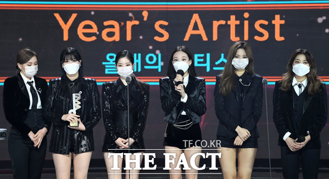 2020 TMA] TWICE, Im glad to be selected as The Artist of the Year ~The 2020 The Fact Music Awards was held in a way that thoroughly complies with the anti-virus guidelines and adds online connections to Untact, which means non-face-to-face, for the safety of fans and The Artist to prevent the spread of Corona 19.TMA includes BTS, Super Junior, New East, GOT7 (Godseven), MonsterX, Seventeen, Gang Daniel, TWICE, Mamamu, (woman) children, ITZY (yes), Stray Kids, Tomorrow By Together, ATIZ, Crabbitty, Weekly, Thebo K-pop The Artists, who are the most popular in the world, such as Iz, Izwon, and Jesse, appeared.The red carpet at 4 pm on December 12, the awards ceremony at 6 pm, was broadcast simultaneously to 30 countries around the world through Naver V LIVE.