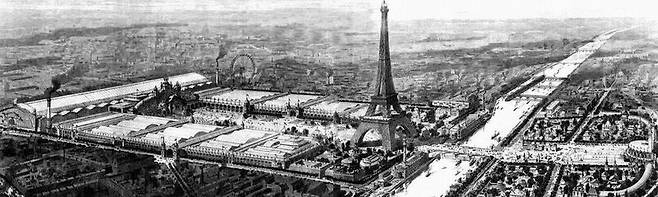 1900년에 개최된 파리 국제박람회의 모습으로 1889년에 완공된 에펠탑이 센강가에 서 있다. 위키피디아