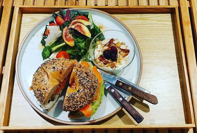 Lots O Bagels’ variation of the classic lox and schmear features smoked salmon in lieu of lox, in-house cream cheese, iceberg lettuce, tomato, onion and capers. (Photo credit: New York Lots O Bagels)