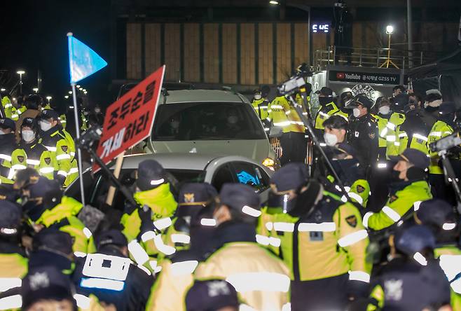 아동 성범죄자 조두순을 태운 관용차량이 12일 오전 구로구 서울남부교도소를 나서고 있다. [연합]