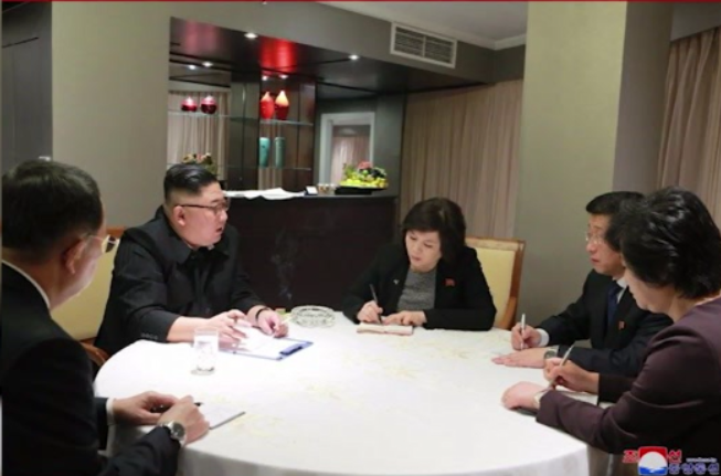 김정은 북한 국무위원장이 2019년 2월 26일 베트남 하노이에 도착한 뒤 숙소인 멜리아 호텔에서 김혁철 대미특별대표 등 실무진으로부터 보고받는 모습. 이 모습은 조선중앙통신과 노동신문 등 북한 매체가 2월 27일 보도했다.