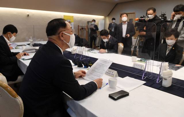 부동산시장 점검 관계장관회의에서 홍남기 경제부총리 겸 기획재정부 장관이 모두발언을 하고 있다./서울경제DB