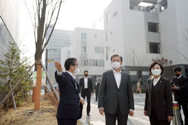 문재인 대통령이 11일 경기 화성시 LH 임대주택 100만호 기념단지인 동탄 공공임대주택에서 김현미 국토교통부 장관, 변창흠 국토교통부 장관 후보자(현 LH 사장)와 함께 임대주택 단지를 살펴보며 대화하고 있다. /연합뉴스
