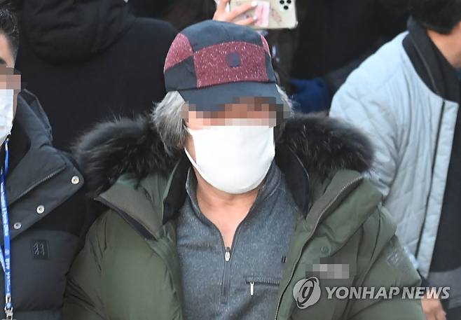 출감한 조두순 (안산=연합뉴스) 홍기원 기자 = 형기를 마치고 출소한 아동 성범죄자 조두순이 12일 오전 경기도 안산시 법무부 안산준법지원센터로 들어가고 있다. 2020.12.12 xanadu@yna.co.kr