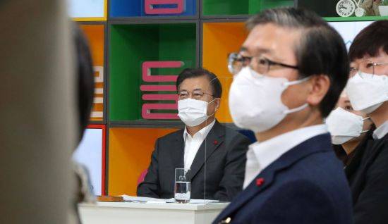 문재인 대통령과 변창흠 국토부장관 후보자(현 LH 사장)가 11일 오전 경기 화성시 LH 임대주택 100만호 기념단지인 동탄 공공임대주택에서 열린 '살고 싶은 임대주택' 보고회에 참석해 있다. [이미지출처=연합뉴스]