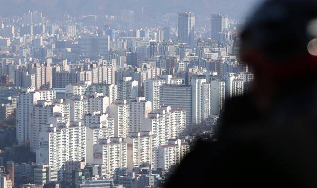 3일 한 시민이 남산에서 서울 강북 지역 아파트를 바라보는 모습. 연합뉴스